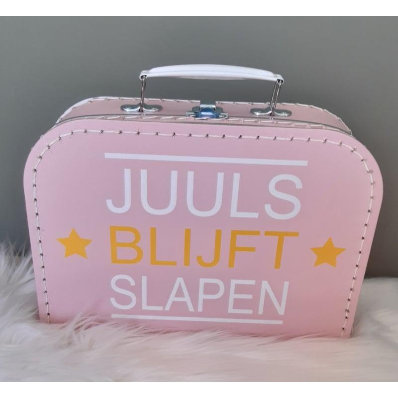 licht roze koffertje met naam van tv programma 'Chantal blijft slapen'