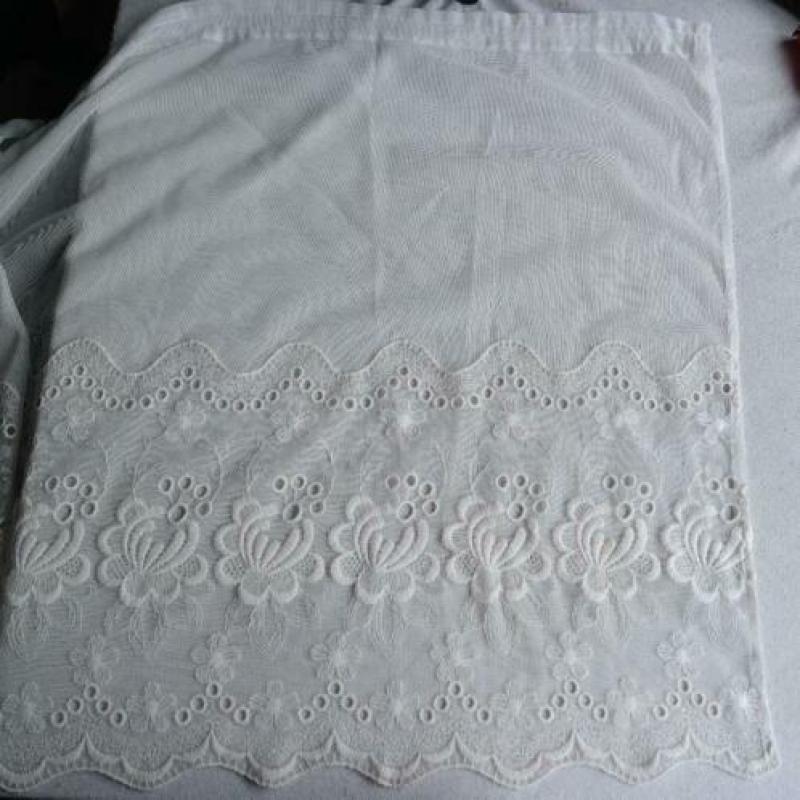 Mooie creme vitrage.Stiksel versierd.200x84cm en 134x84cm