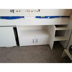 Hoogslaper compleet met bureau zonder matras.