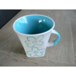6 Mooie kop en schotels met leuk bloemmotief