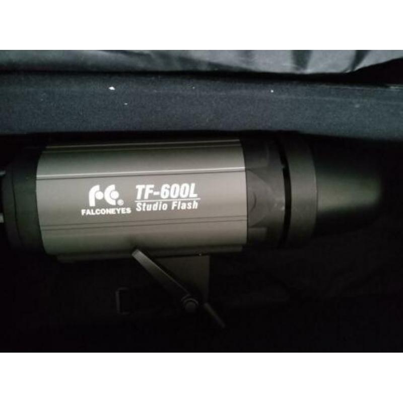 Falcon Eyes Studioflitsset TFK-2600L met LCD Scherm