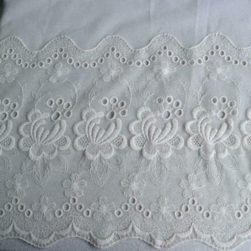Mooie creme vitrage.Stiksel versierd.200x84cm en 134x84cm