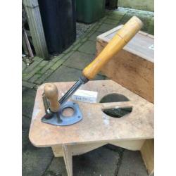 hand spijkerapparaat uit periode 1960