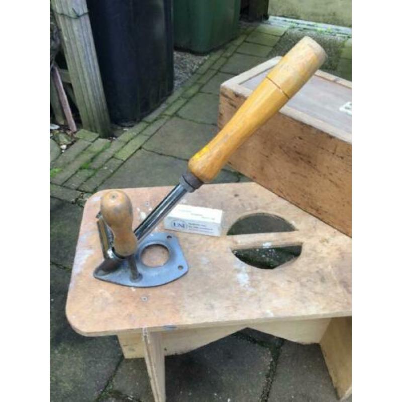 hand spijkerapparaat uit periode 1960