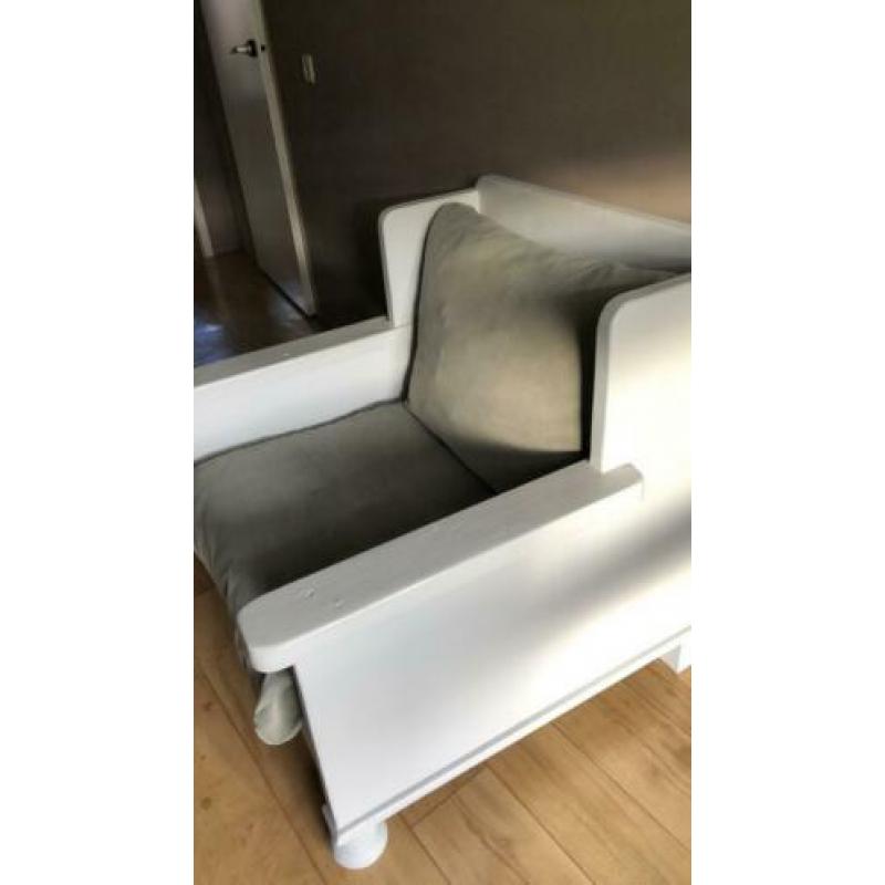Door meubelmaker met de hand gemaakte grenen stoel (gratis).