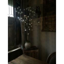 Bloesemboom met zijde bloemen, betonnen pot