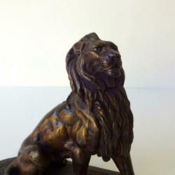 Bronzen beeld van een zittende leeuw 2572-b