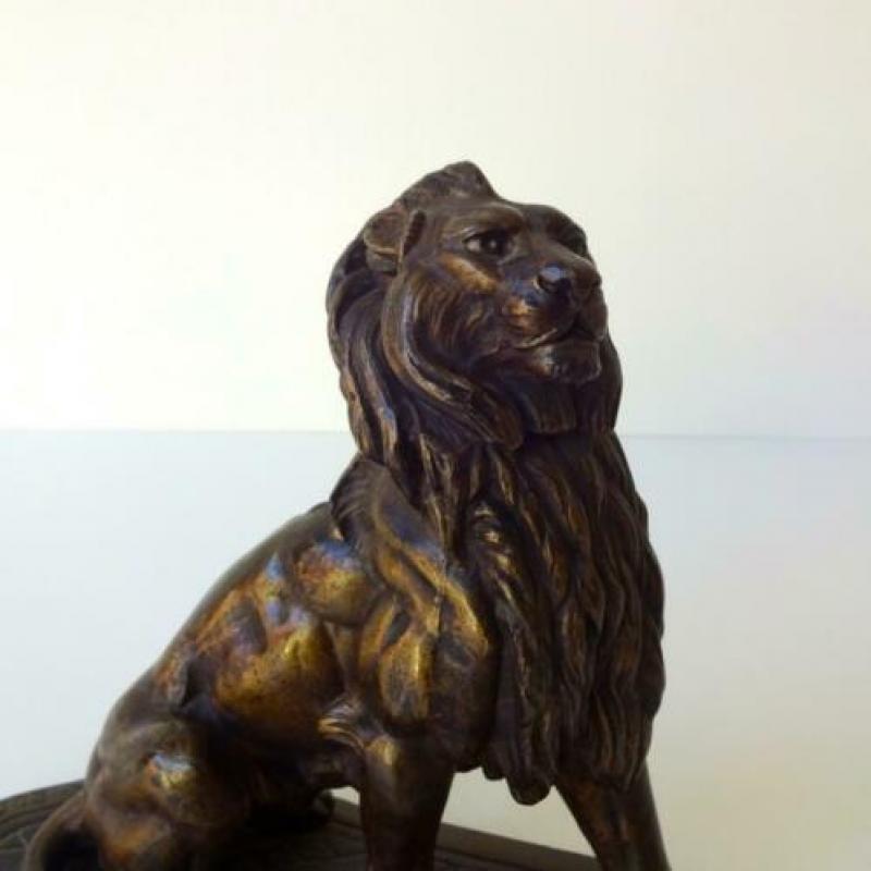 Bronzen beeld van een zittende leeuw 2572-b