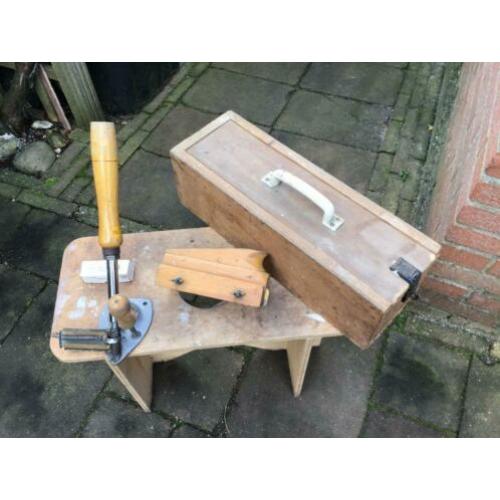hand spijkerapparaat uit periode 1960