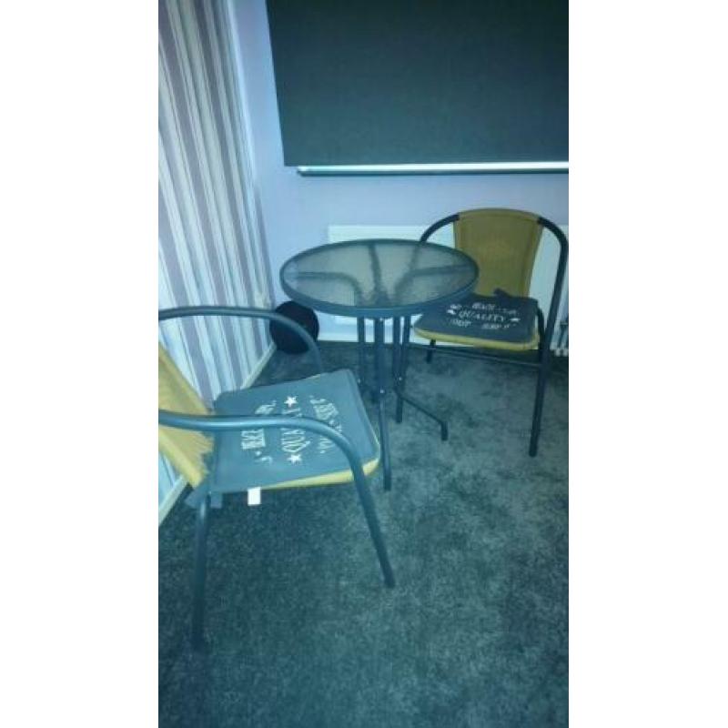 Tafel en 2 stoelen en kussentjes