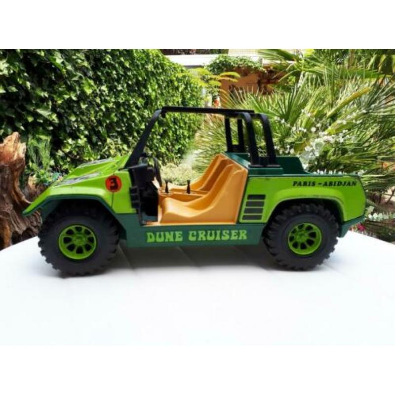 Grote oude blikken Joustra jeep