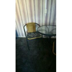 Tafel en 2 stoelen en kussentjes