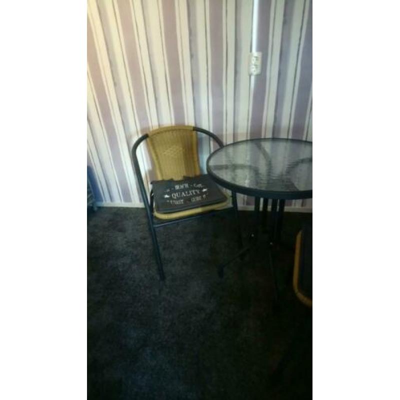Tafel en 2 stoelen en kussentjes