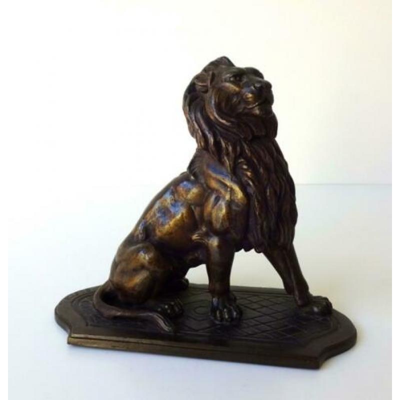 Bronzen beeld van een zittende leeuw 2572-b