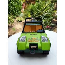 Grote oude blikken Joustra jeep