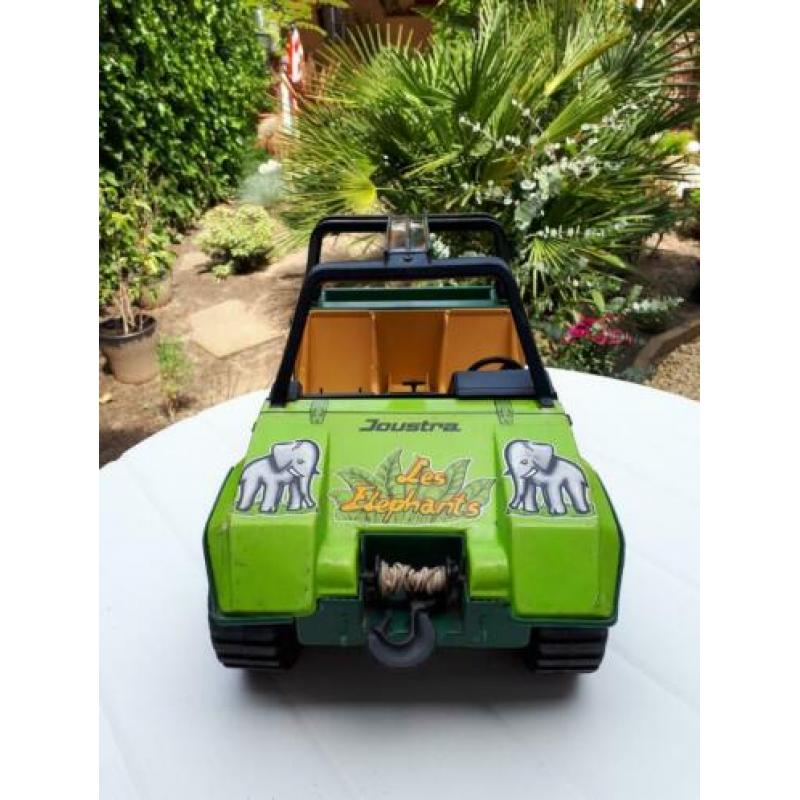 Grote oude blikken Joustra jeep