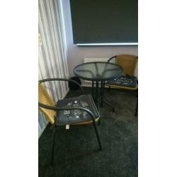 Tafel en 2 stoelen en kussentjes