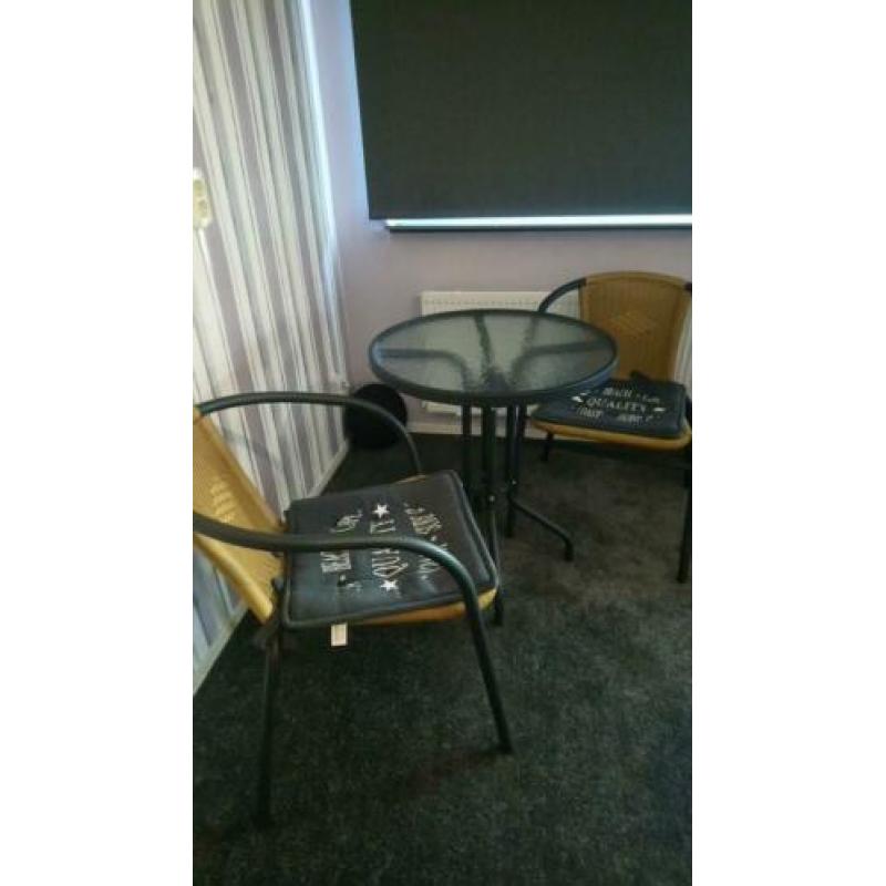 Tafel en 2 stoelen en kussentjes