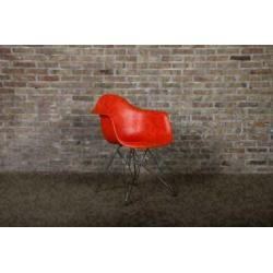 Vitra Eames DAR plastic chair bij TheReSales
