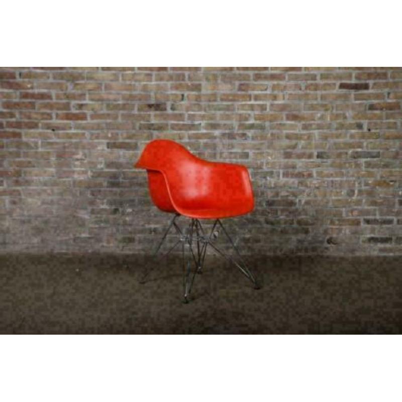 Vitra Eames DAR plastic chair bij TheReSales
