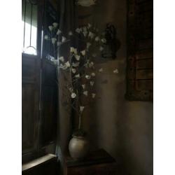 Bloesemboom met zijde bloemen, betonnen pot