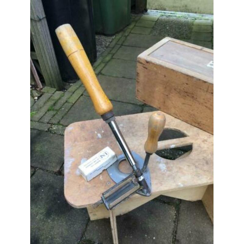 hand spijkerapparaat uit periode 1960
