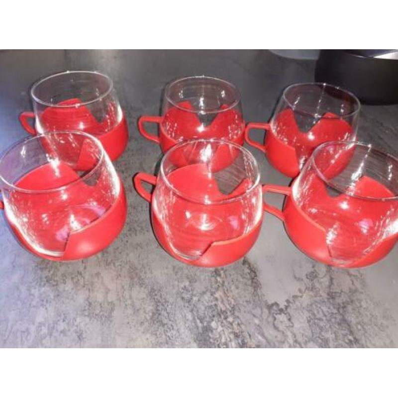 Vintage theeglazen met rode houders