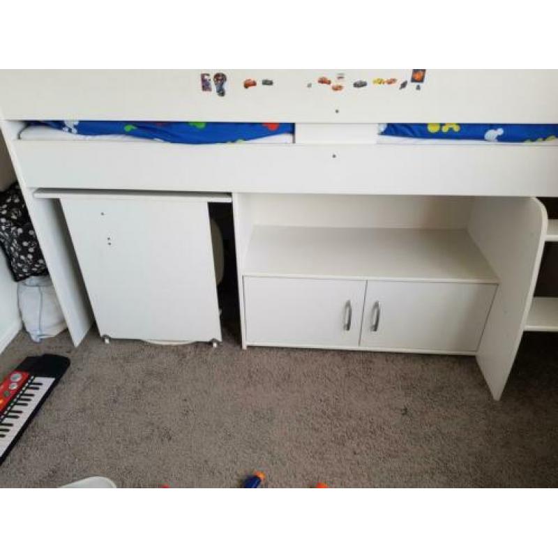 Hoogslaper compleet met bureau zonder matras.