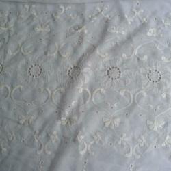 Mooie creme vitrage.Stiksel versierd.200x84cm en 134x84cm
