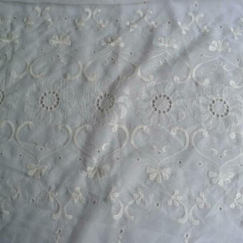 Mooie creme vitrage.Stiksel versierd.200x84cm en 134x84cm