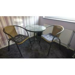 Tafel en 2 stoelen en kussentjes