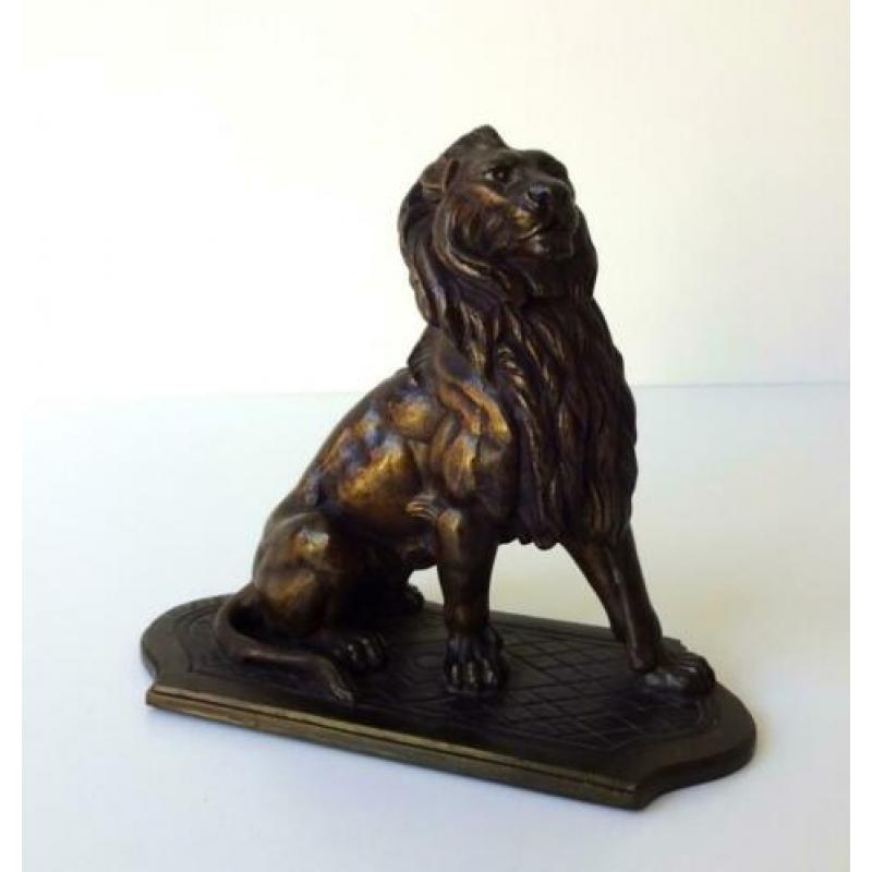 Bronzen beeld van een zittende leeuw 2572-b