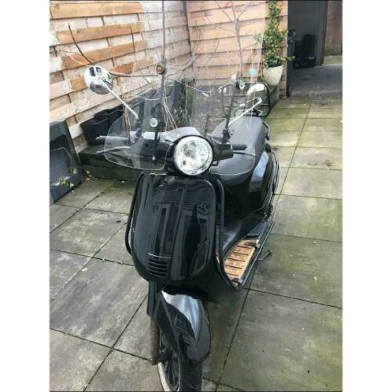 Zeer nette TYM snorscooter vespa look 2018