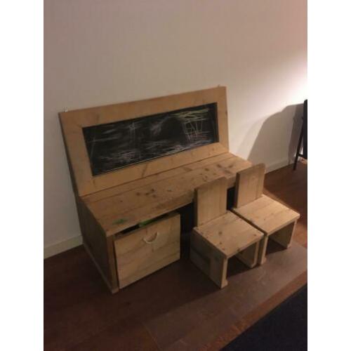 Kindertafel met stoelen steigerhout