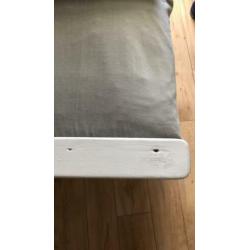 Door meubelmaker met de hand gemaakte grenen stoel (gratis).