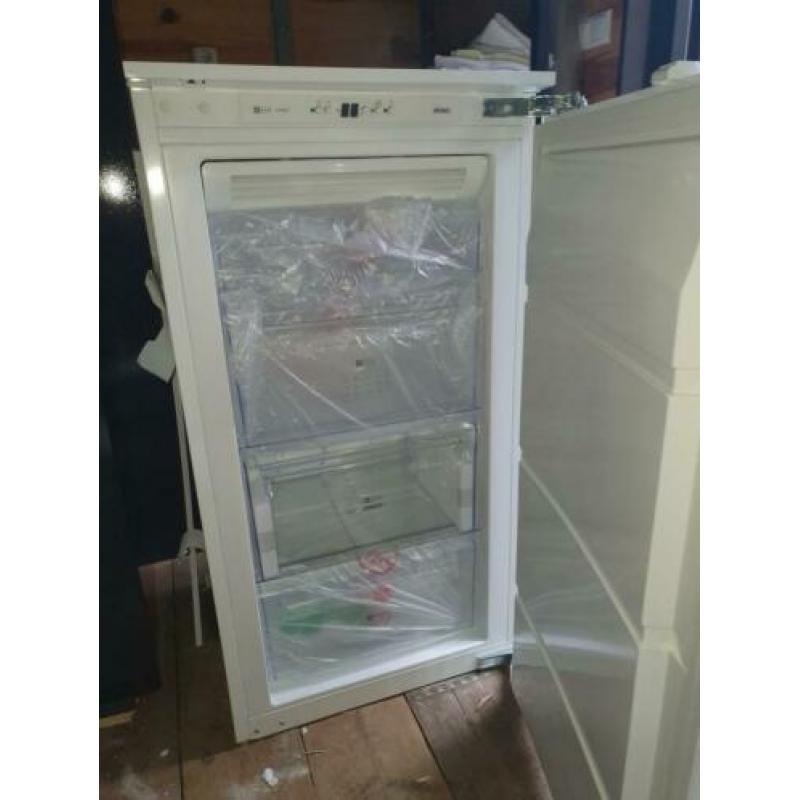 NIEUWE ATAG inbouw vriezer 102 cm hoog.Typenr. KD7102CN TEAB
