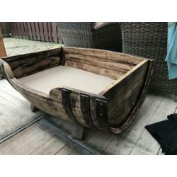 Uniek houten wijnvat hondenmand