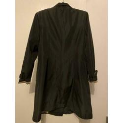 Zwarte jas met capuchon detail maat 42