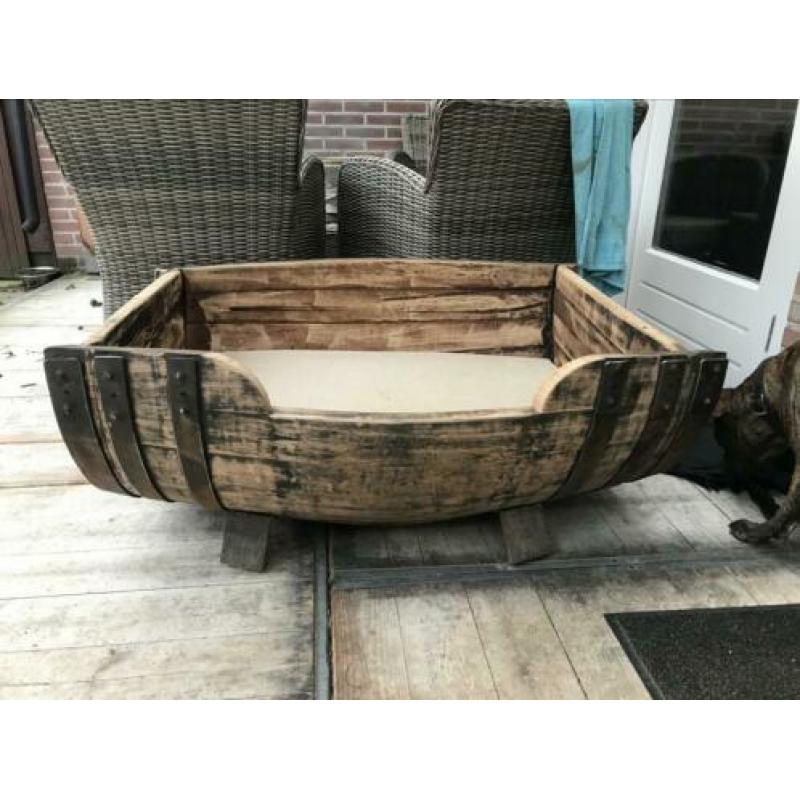Uniek houten wijnvat hondenmand