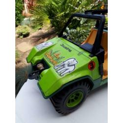Grote oude blikken Joustra jeep