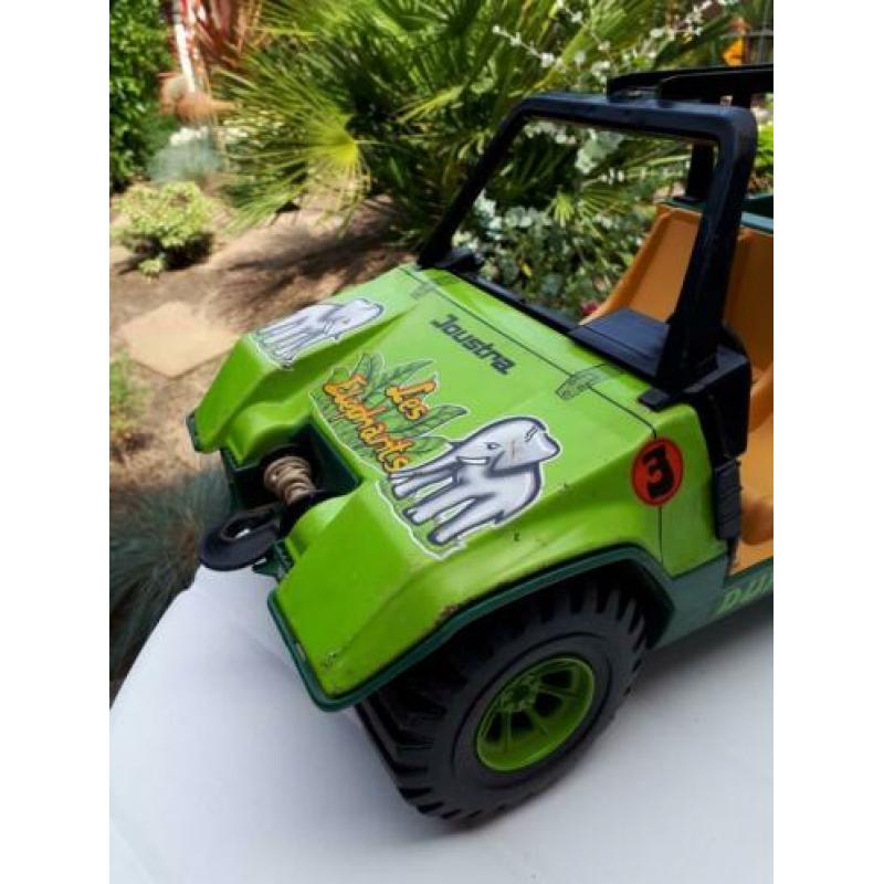 Grote oude blikken Joustra jeep