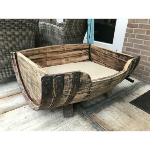 Uniek houten wijnvat hondenmand