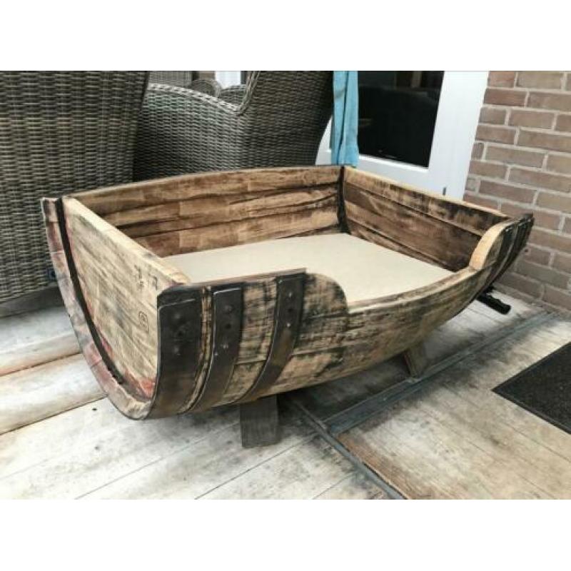 Uniek houten wijnvat hondenmand