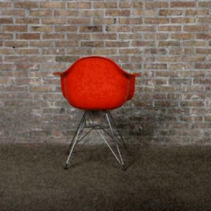 Vitra Eames DAR plastic chair bij TheReSales