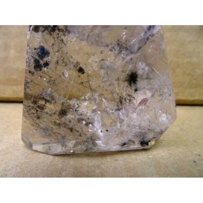 Rutielkwarts, toermalijn en mica, bergkristal
