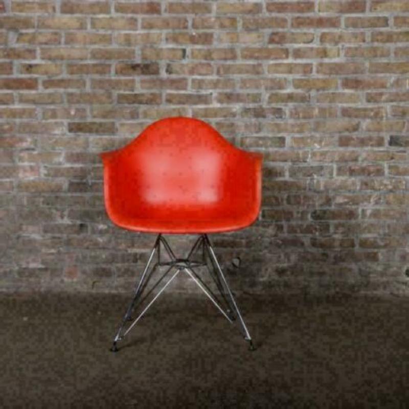 Vitra Eames DAR plastic chair bij TheReSales