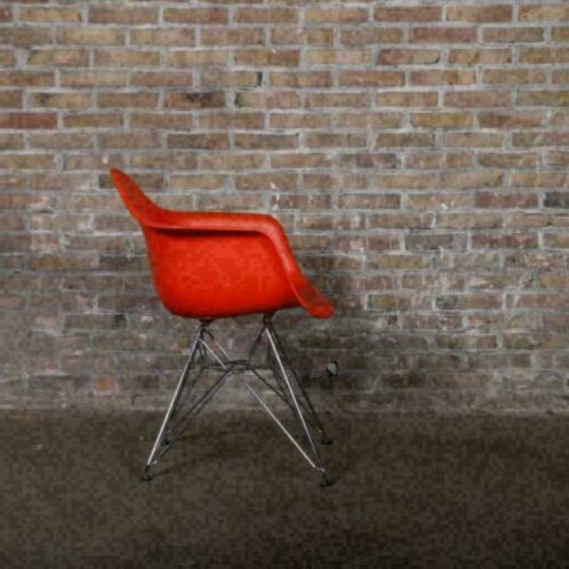 Vitra Eames DAR plastic chair bij TheReSales