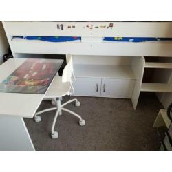 Hoogslaper compleet met bureau zonder matras.