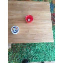 Rieten en houten salontafel