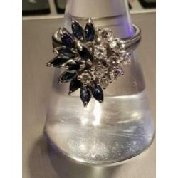 14 kt witgouden Cocktailring met Saffier en 0.46 crt Diamant